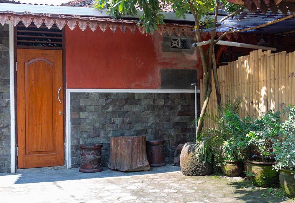 Rumah Ukhi Guest House Cebongan エクステリア 写真