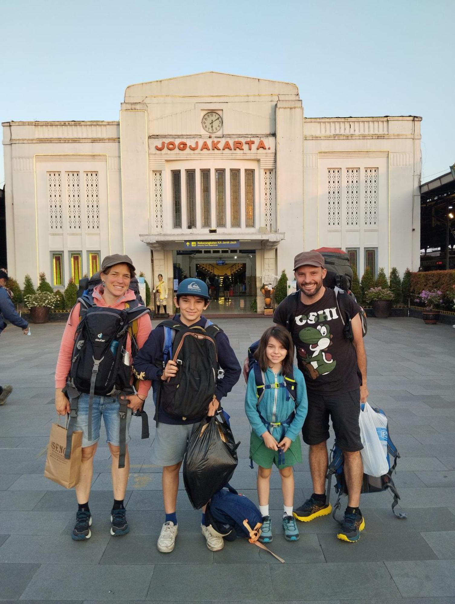 Rumah Ukhi Guest House Cebongan エクステリア 写真
