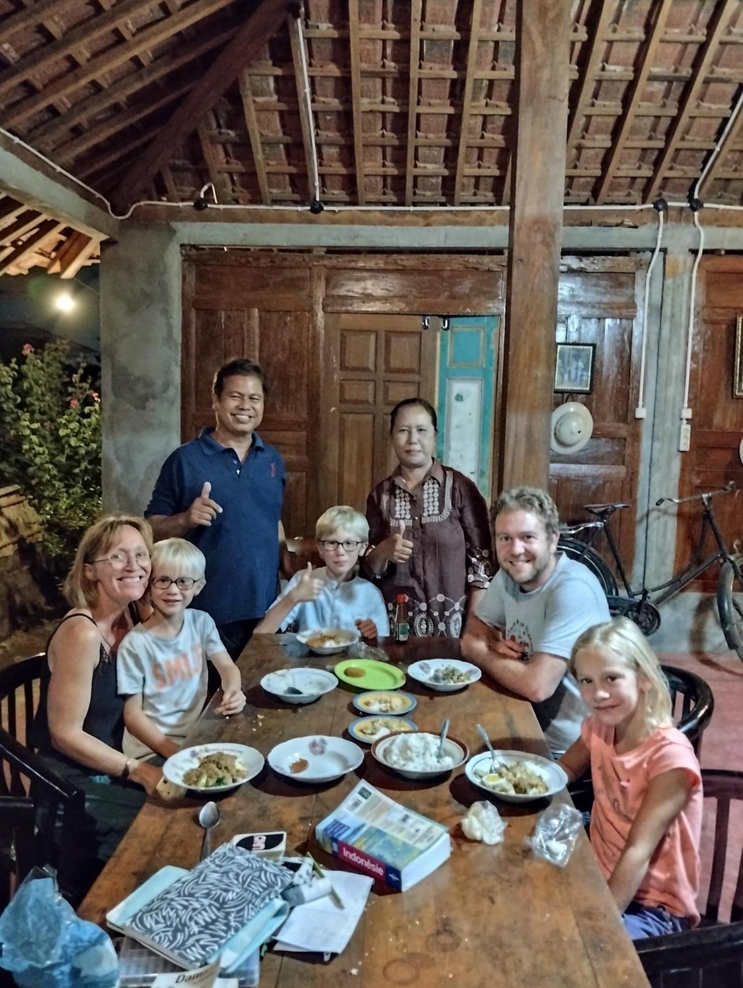 Rumah Ukhi Guest House Cebongan エクステリア 写真