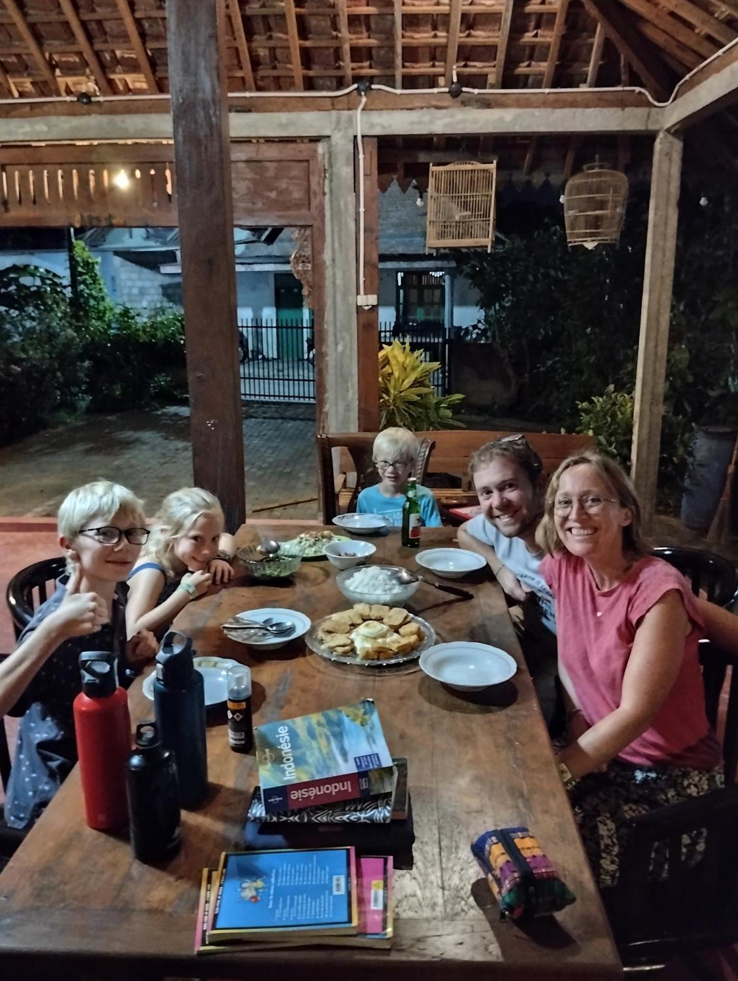 Rumah Ukhi Guest House Cebongan エクステリア 写真